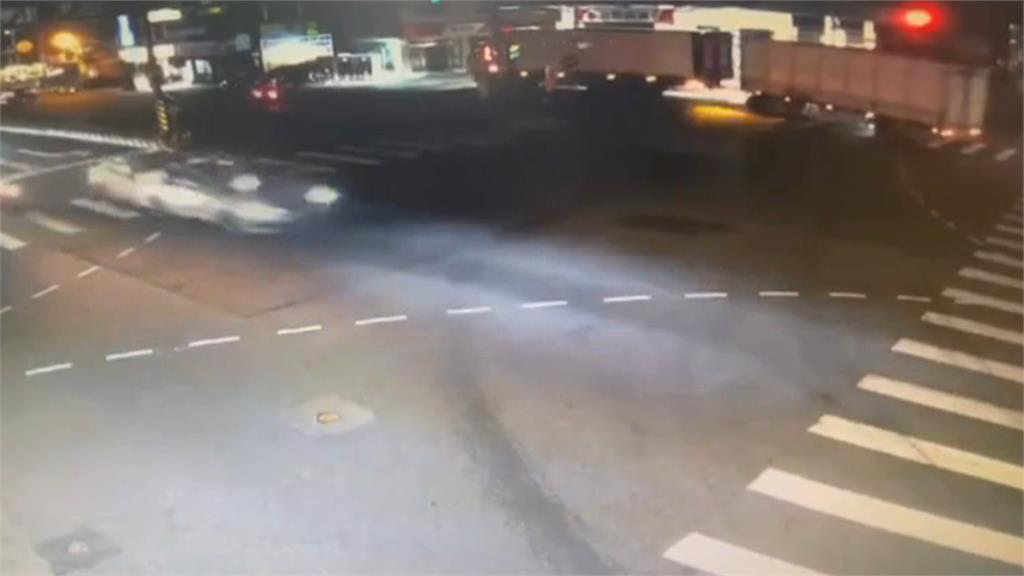 聯結車加油「露後半截」跨車道 挨諷「職業級」違規