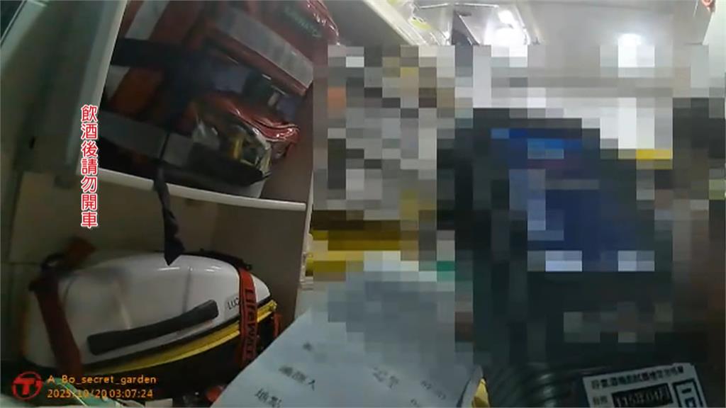 台中女酒駕開超跑自撞分隔島 車輛翻覆!車輪噴飛對向車道