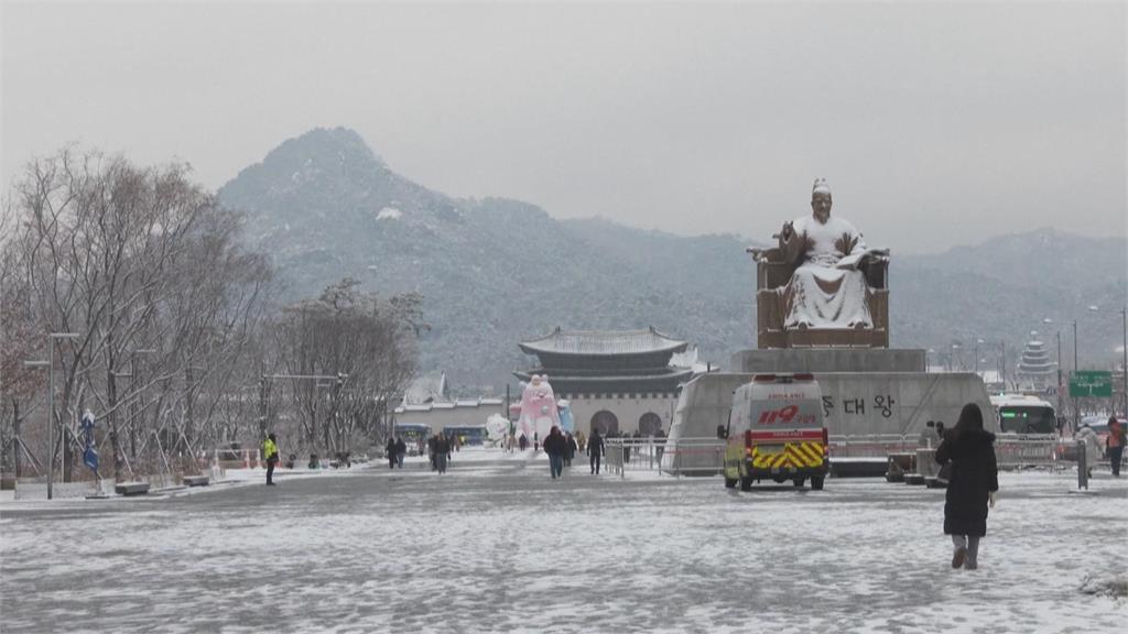 強烈寒流來襲!南韓狂下大雪冷到週末 民眾少出門