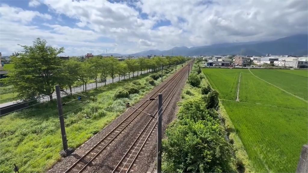 宜蘭貨車掉「這物品」翻落橋下 旁邊就是軌道!居民差點嚇壞