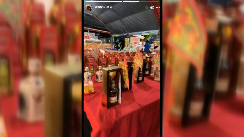 大林蒲鳳林宮高空撒供品 民眾拿大雨傘裝好裝滿