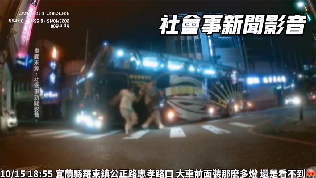 「閃亮亮」遊覽車未減速、未禮讓　2路人險遭撞
