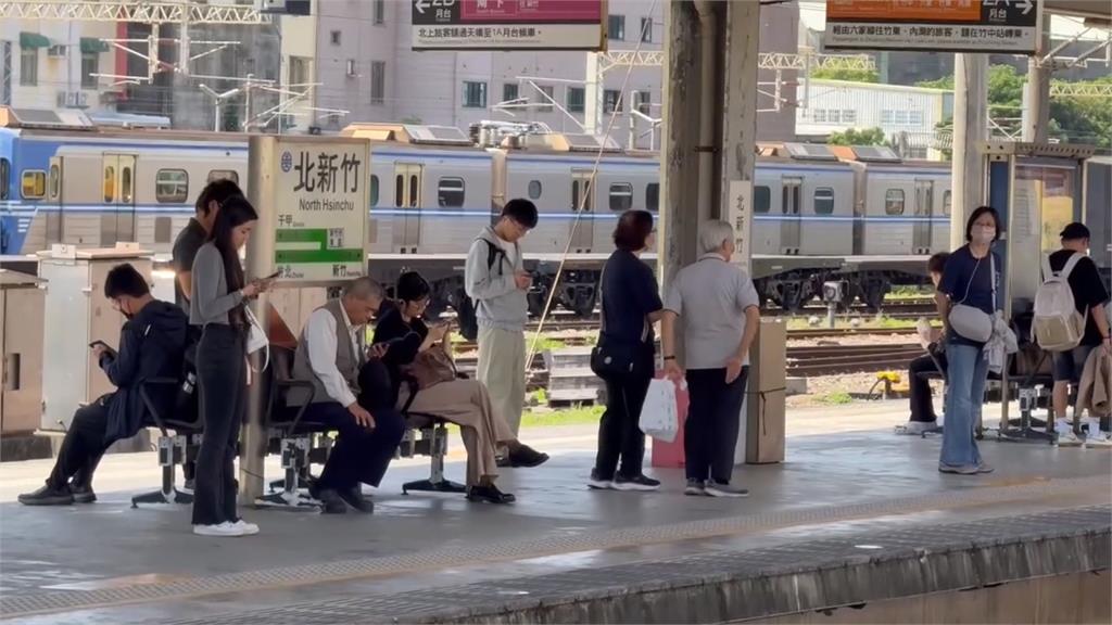 又出包！台鐵駕駛忘停靠「北新竹」　五節車廂竟超出月台　旅客全看傻