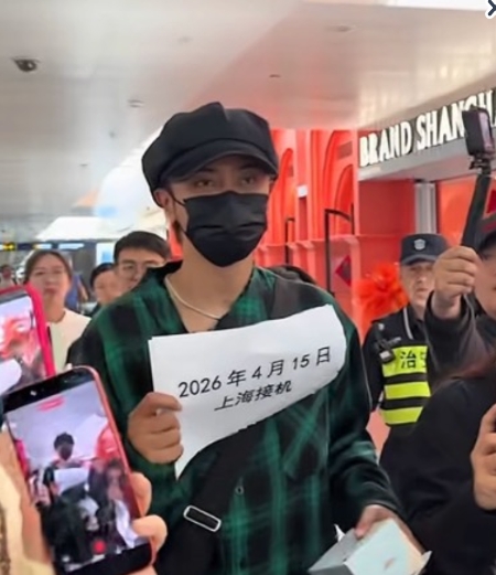 羅志祥遭傳「家中猝死」突現身中國機場!手持白紙「亮14字」網看驚:本人嗎