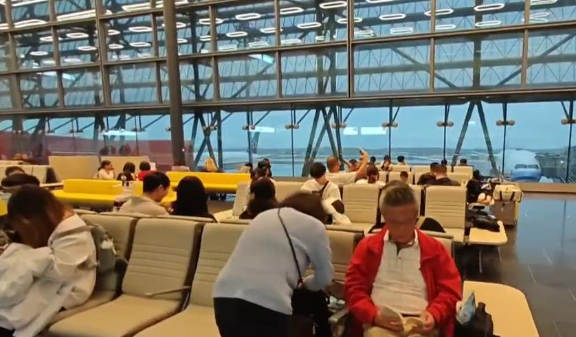 妹子搭機遇哭鬧嬰兒「提1請求」遭空姐拒…發文討拍被網轟:不合理!