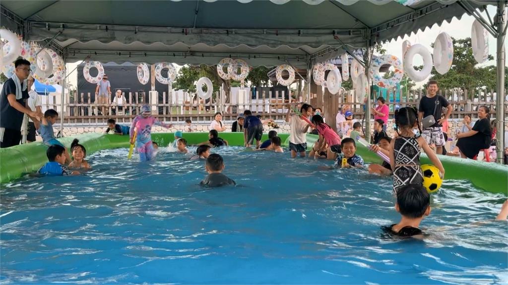 嘉義「東石海之夏」登場 氣墊樂園吸小朋友遊玩
