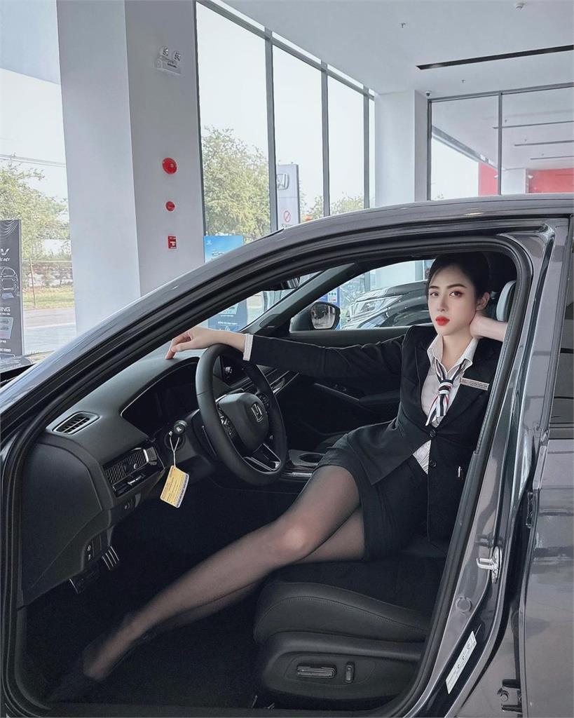 正妹女業務「緊身黑絲套裝」賣車!IG被神出 正妹女業務「緊身黑絲套裝」賣車!IG被神出「泳裝辣照」全流出