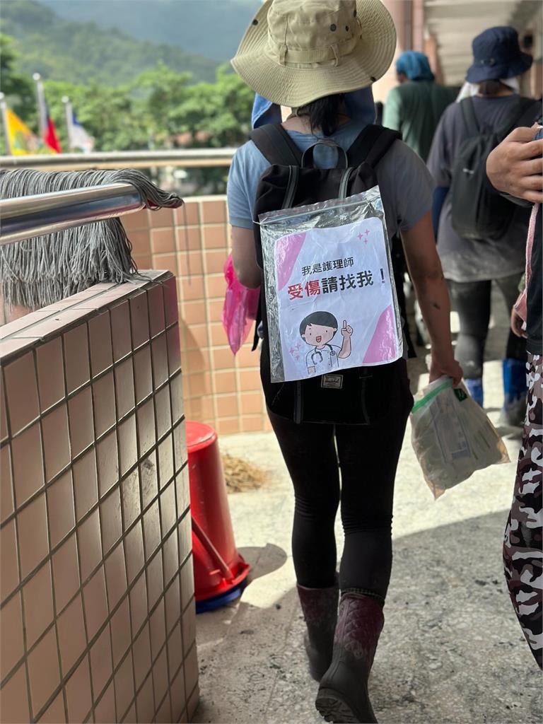 誤傳潰堤嚇壞災民！護理師直闖災區「背影驚見這10字」藏洋蔥：行走天使