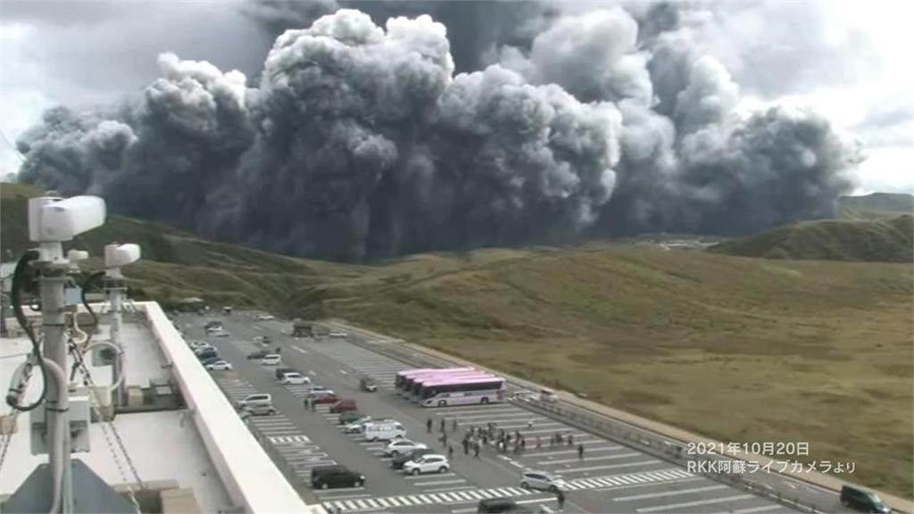 日本阿蘇山火山噴發畫面曝光！灰煙直衝天際3500公尺警戒升3級