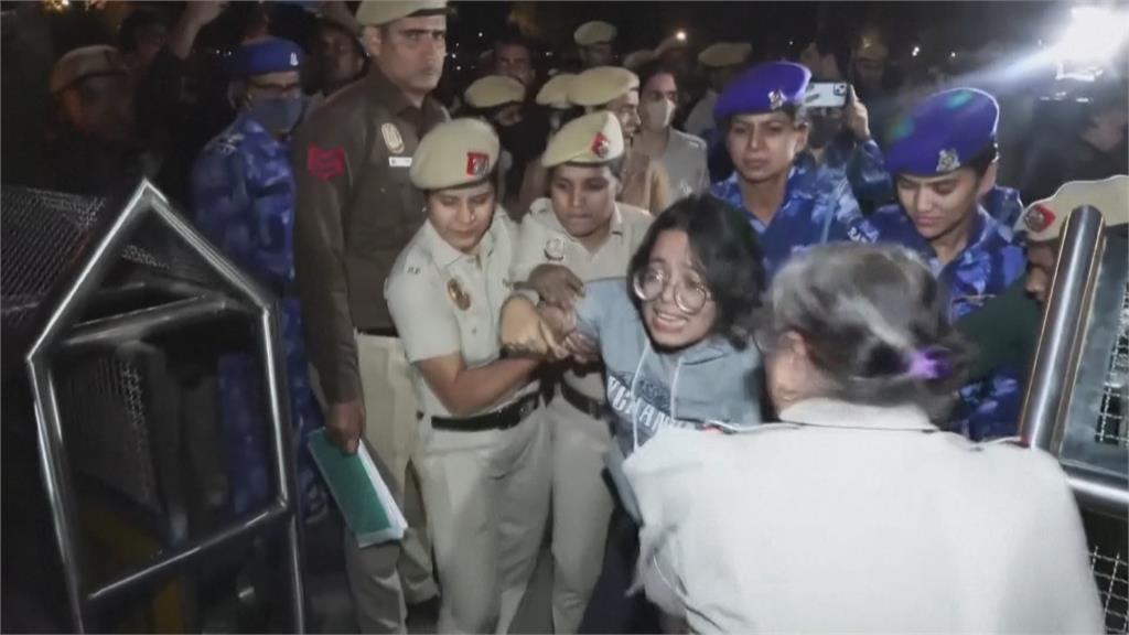 印度每年秋冬空污嚴重　大批民眾不滿　印度門前抗議