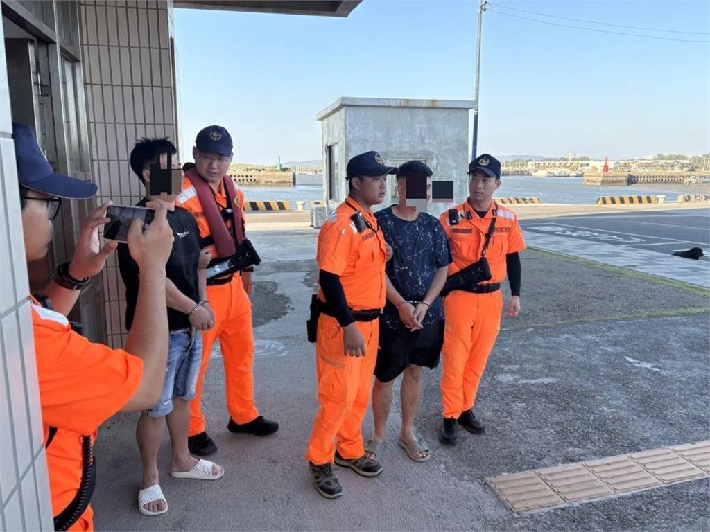 4外籍男樹下飲酒見海巡「瞬間神情異常」！一查「全是失聯移工」結局GG了