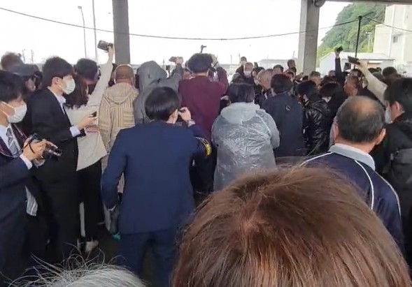 快新聞/畫面曝光!岸田文雄演說現場爆炸巨響民眾嚇壞逃竄 嫌犯遭壓制還試圖掙脫