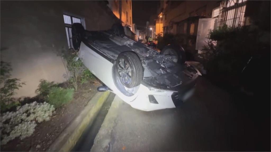男酒駕外出買宵夜釀禍　不慎撞轎車「四輪翻覆」卡水溝