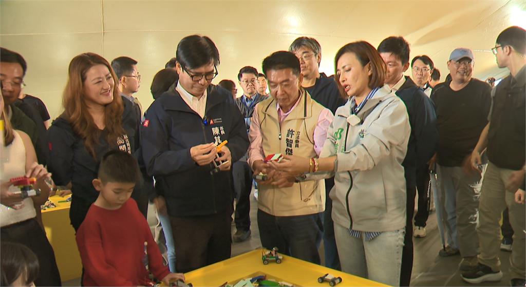 高雄合作積木品牌打造互動關卡 陳其邁化身陳三歲與孩子比賽車
