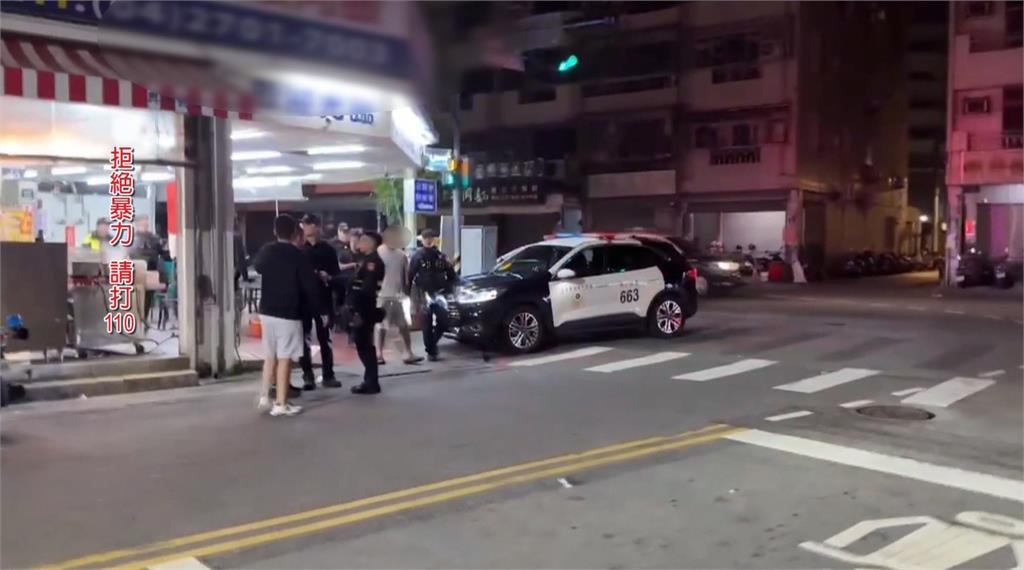 群毆打進餐廳！　惡煞拿椅子砸人　警拔槍威嚇