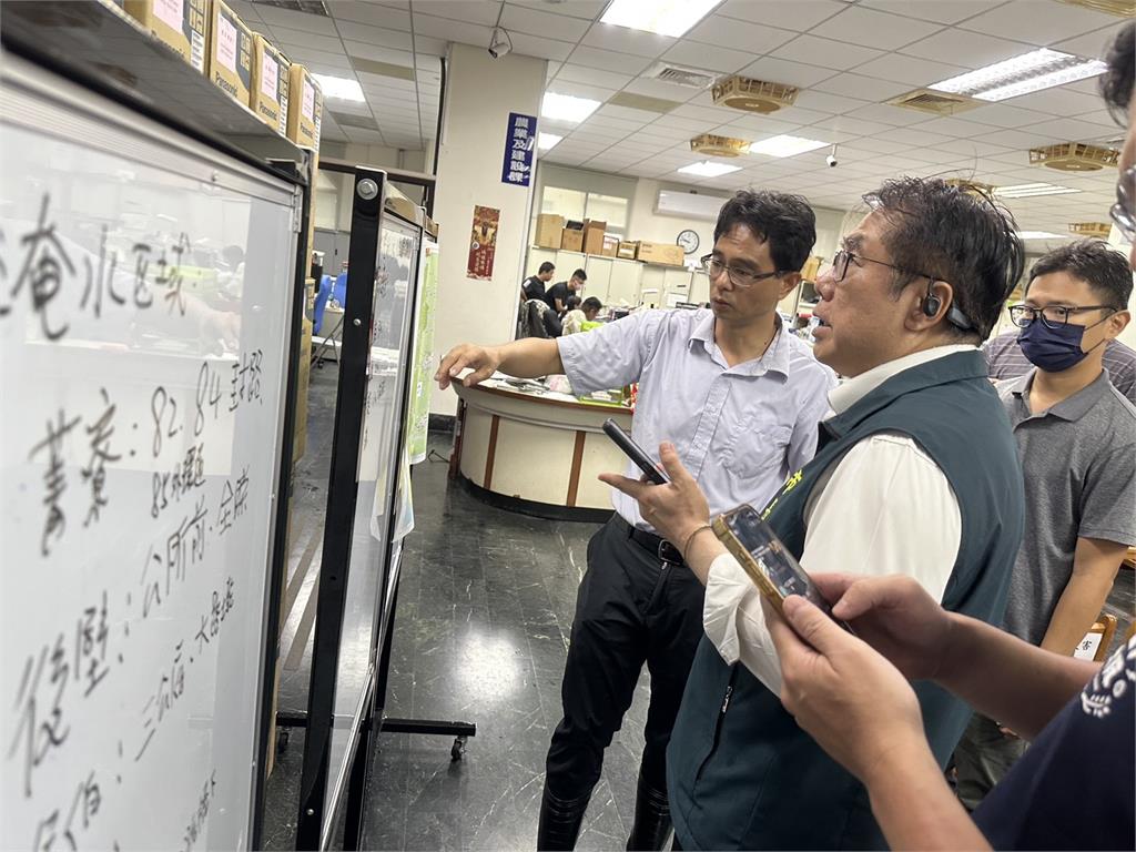 快新聞/宣布後壁停班課慢半拍? 南市府澄清:黃偉哲第一時間到場勘災