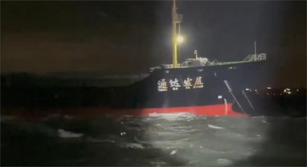 夜襲! 中國漁船颱風夜越界搶撈 海巡摸黑逆浪出擊