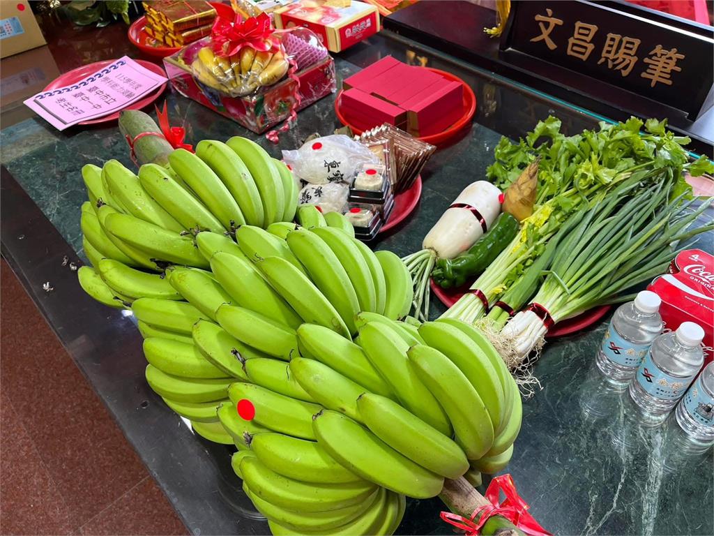 學測拜拜祈求金榜題名　　「抬青蕉」成搶手供品