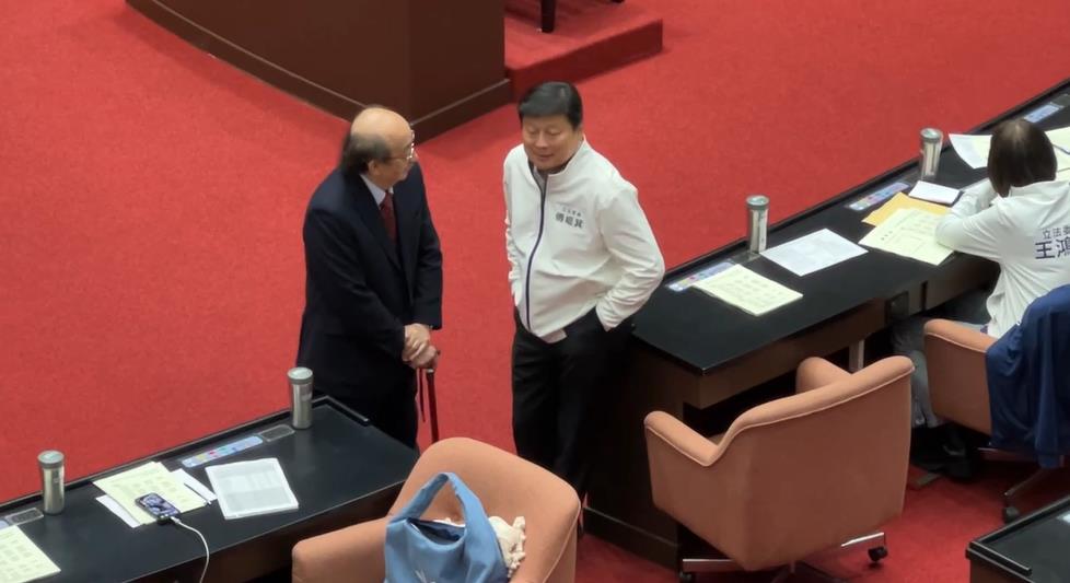 快新聞/花蓮官邸被搜索傅崐萁人在立院!手插口袋神色自若和「他」聊天 畫面曝