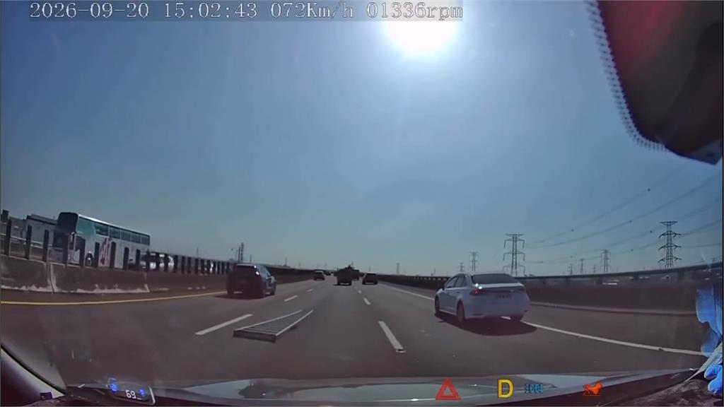 國3貨車大鋁梯掉落後車急閃避 國1現鋁梯好心駕駛下車挪至分隔島