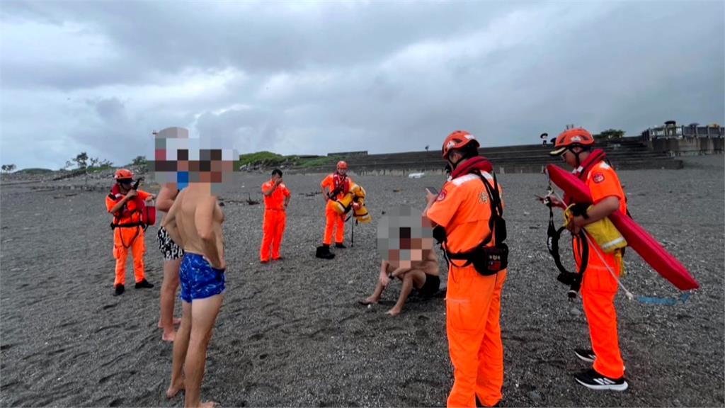 宜蘭外澳男子戲水遭浪往外推 海巡遙控式動力救生圈成功救援