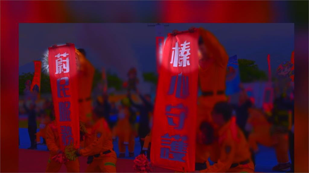 花蓮消防員高舉布條「榛心守護、蔚民服務」　大量網友狂酸