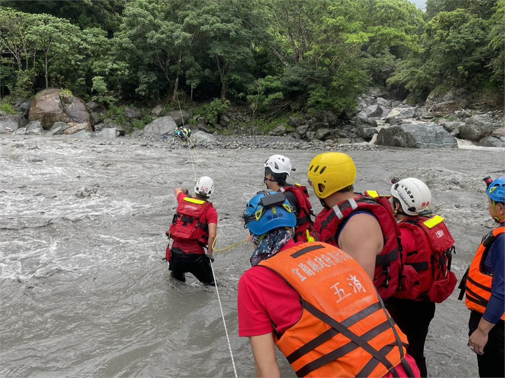 新北烏來溪水暴漲釣客受困 警消冒險渡河救援