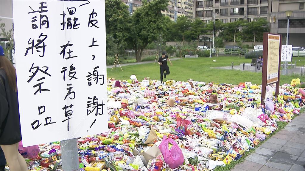 三峽車禍「追思現場大量違停」太諷刺!人行道「滿滿車輛」民眾被迫走車道