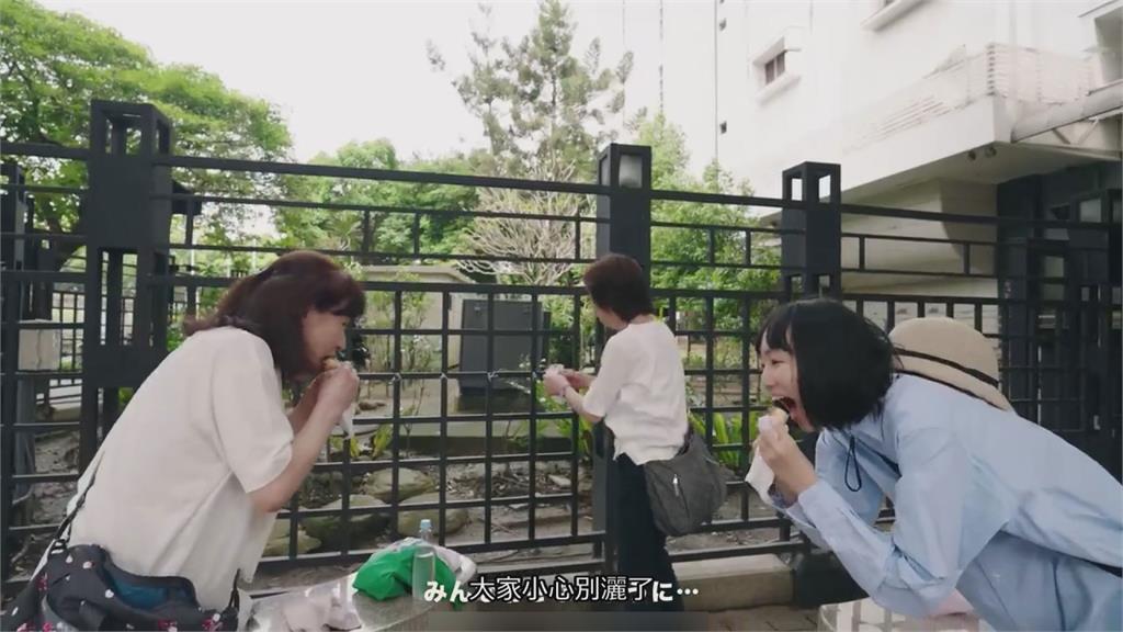 大啖台灣美食!日本媽媽初來台「竟彎腰吃肉餅」 原因曝光逗笑網:太可愛了