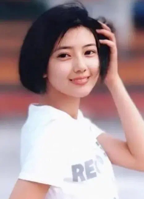 高圓圓17歲超美「高中舊照」曝!班主任揭當時追求者數量達「雙位數」