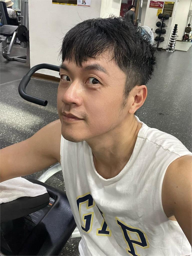 曾考慮回歸演藝圈！焦糖哥哥「退出政壇」私下求職近況曝：一切都好陌生
