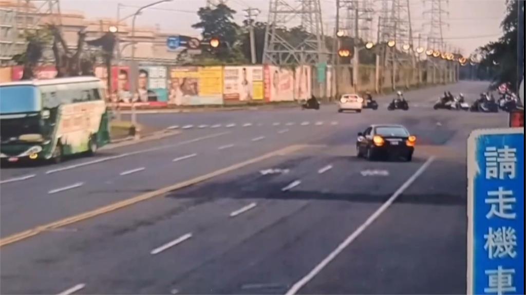 高雄驚悚車禍！　小客車闖紅燈撞整群「剛起步」機車釀４傷
