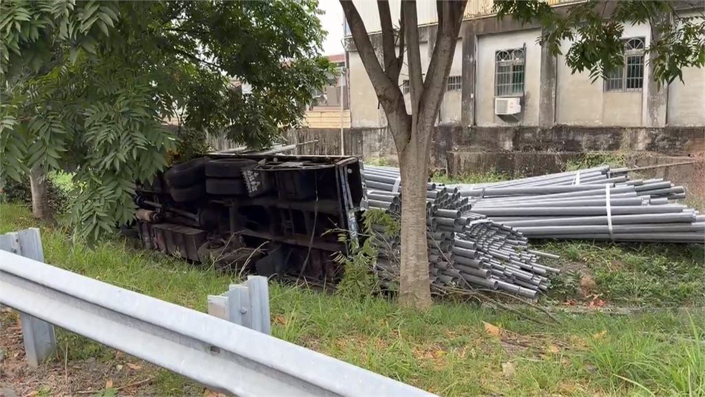 疑煞車失靈？　國3斗六交流道口貨車衝破護欄翻覆