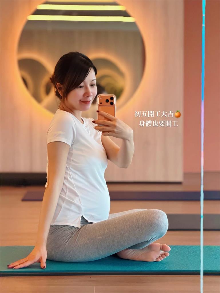 謝京穎「挺雙胞胎孕肚」過年瑜珈太自律!一轉身「真實起伏現形」網瞪眼:太美