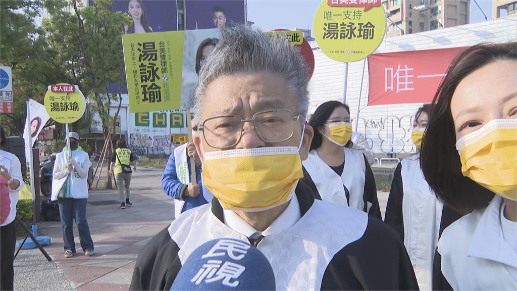 湯金全女兒湯詠瑜拚初選 穿律師袍街頭拜票