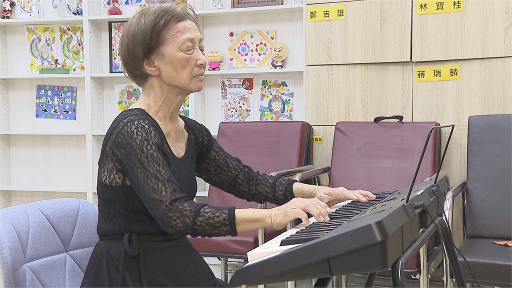 90歲嬤自學鋼琴、倒立、水墨畫　芭蕾及日文也難不倒