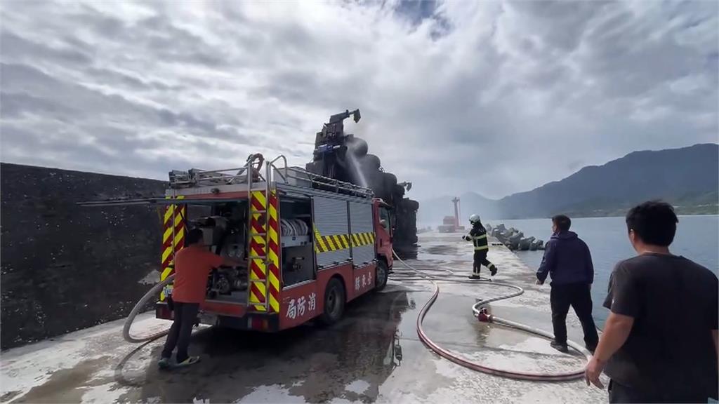 台東成功漁港大吊車翻覆起火 2工人1死1重傷