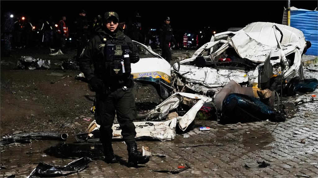 影／玻利維亞運鈔軍機「衝出跑道墜毀」釀15死！民眾不甩「滿地屍體」急搶錢