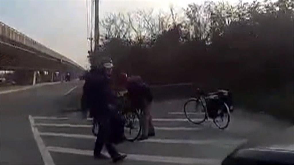 台灣最美風景是人! 日籍單車男爆胎自摔 警熱心救援