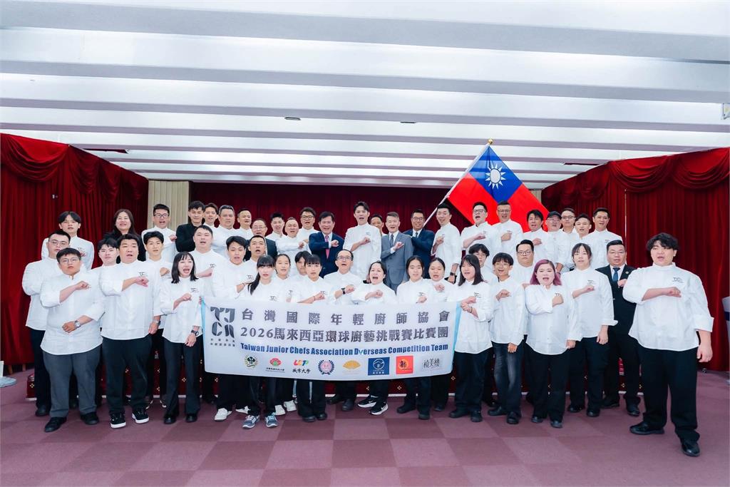 快新聞／台灣年輕廚師進軍國際賽　林佳龍親授旗笑稱「我是澱粉控」