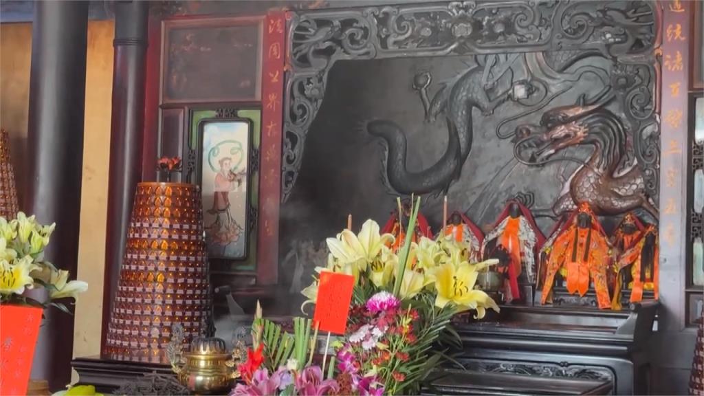 南投鳳山寺湧上千蜜蜂! 寺廟內傳「嗡嗡嗡」巨響