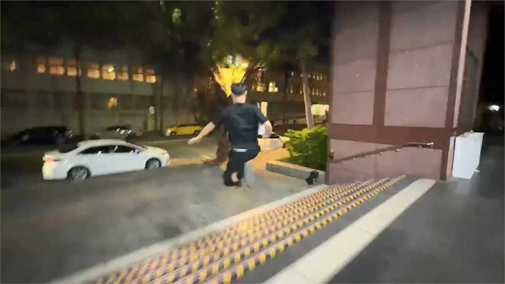 快新聞／還敢跑！警務正涉毒北檢狂奔「自信一跳」糗了　記者笑：吸「ㄎ一ㄤ」了嗎？