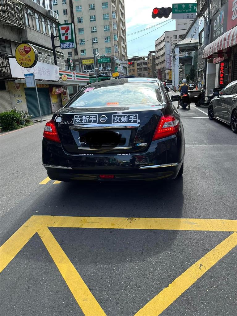 轎車屁股放3字警告用路人!網笑「自首」太可愛:我也需要來1張