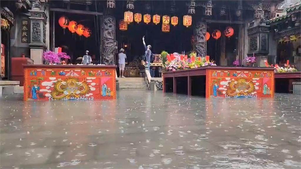 雷神降臨中台灣伴隨急降雨 鹿港天后宮天井積水60cm