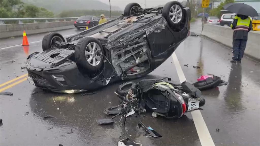 天雨路滑意外多！　車輛打滑撞機車、婦爬山摔斷腿