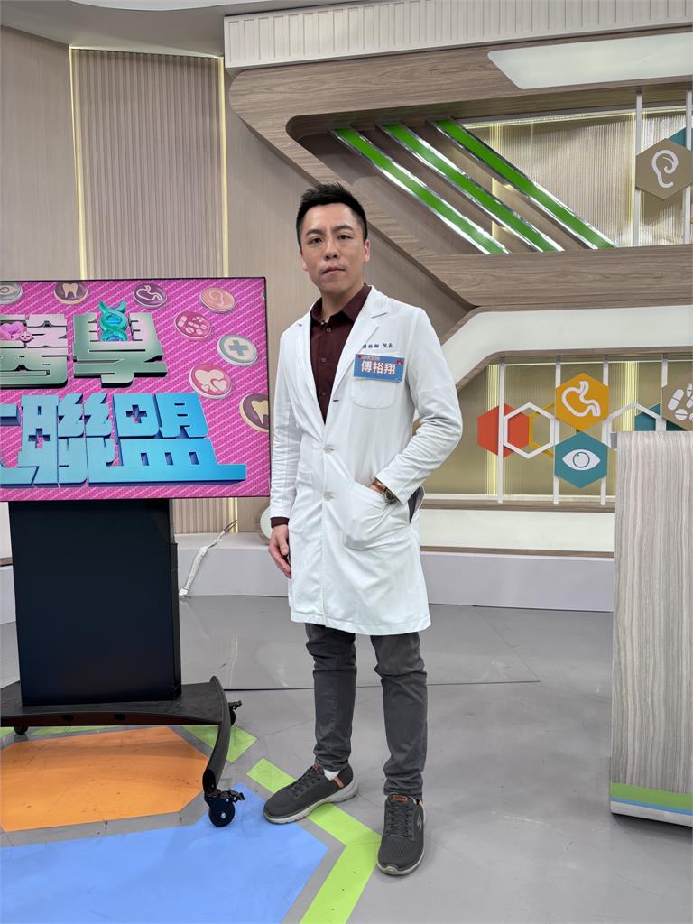 《醫學大聯盟》蔣偉文父親扛雙兒吊單槓致脫腸!拖延二天送醫手術花四萬