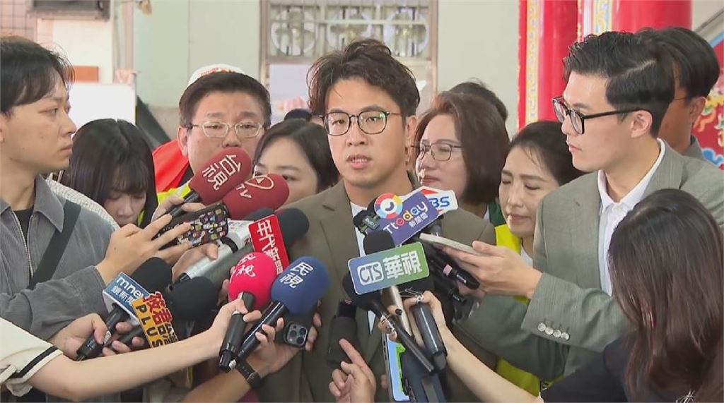 快新聞／社子島最新直擊！沈伯洋遇「阿婆激動下跪陳情」　現場畫面曝光