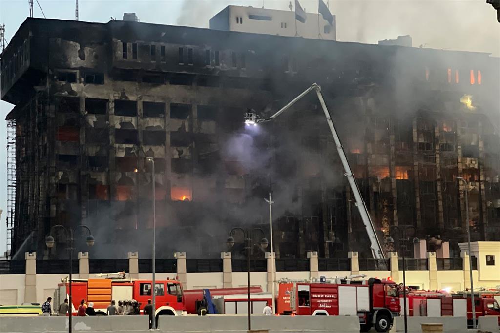 快新聞／陷入火海畫面曝！埃及警察大樓燒成焦黑　至少25人受傷