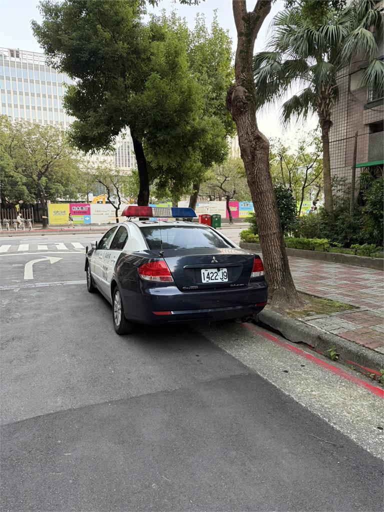 公館商圈警車帶頭違停? 民眾跟進臨停吃紅單