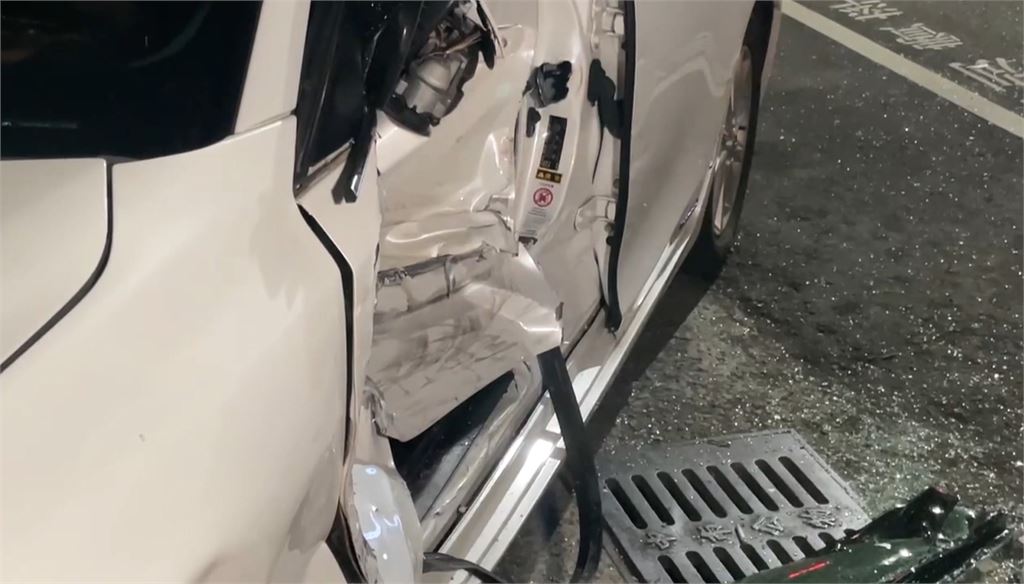 驚悚！台中轎車高速闖紅燈　撞上機車騎士又波及2車